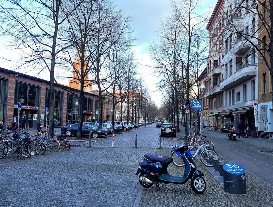柏林 Kreuzberg 的 Bergmannstraße 街景、市场与街边商店