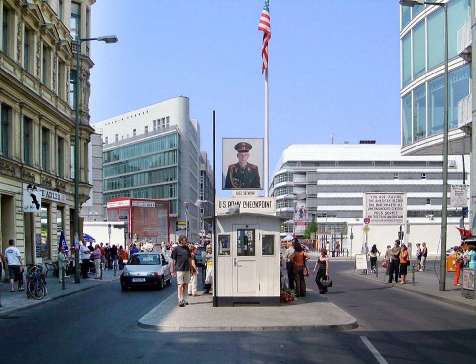 柏林 Checkpoint Charlie 的岗亭、警示牌与街道