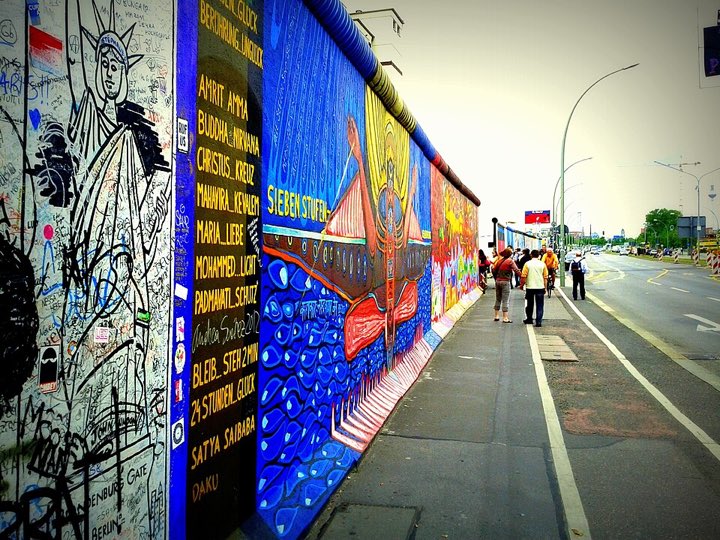 柏林墙 East Side Gallery 上连续的彩绘墙面