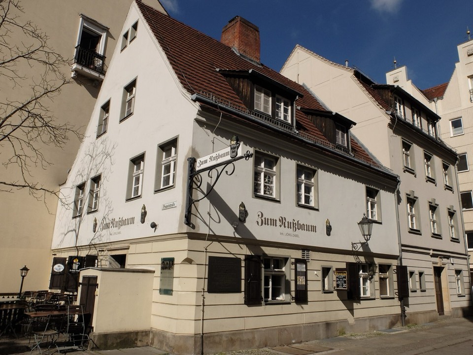 柏林 Nikolaiviertel 老城街巷中的 Zum Nußbaum 建筑
