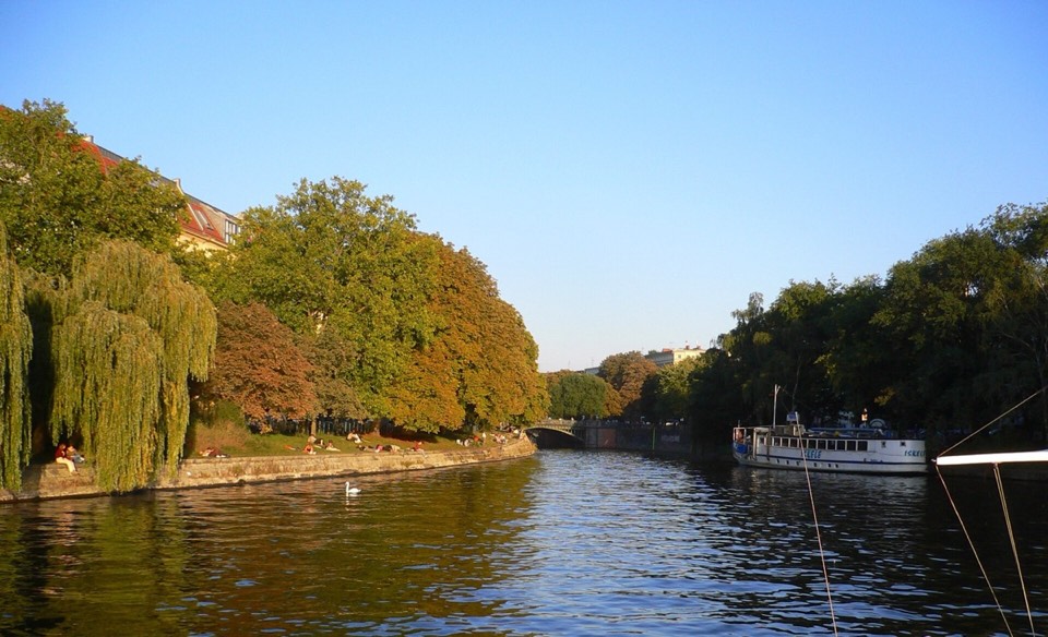 柏林 Kreuzberg 的 Urbanhafen 运河、树木与河岸草地