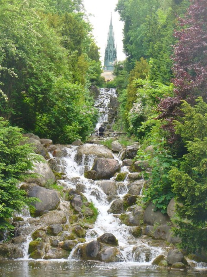 柏林 Viktoriapark 绿树间的人工瀑布与山顶纪念碑